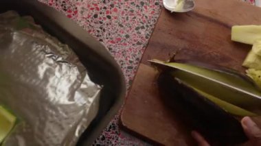 Patlıcanları pişirmek için hazırlayan kişiye yaklaş.