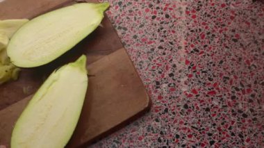 Patlıcanları pişirmek için hazırlayan kişiye yaklaş.