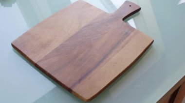 Ahşap kesim tahtasında sebze hazırlayan insanlar.