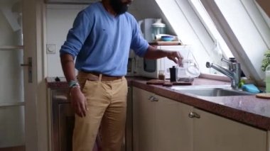 Evde moka demliği ile aromatik espresso yapan kişi.