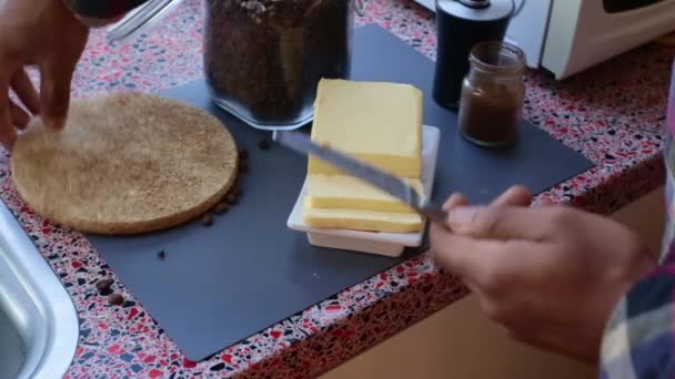 Persoon Die Thuis Kogelvrije Koffie Maakt Voor Het Ontbijt — Stockvideo