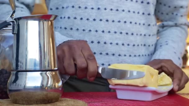 在家用草食黄油煮咖啡的人 — 图库视频影像
