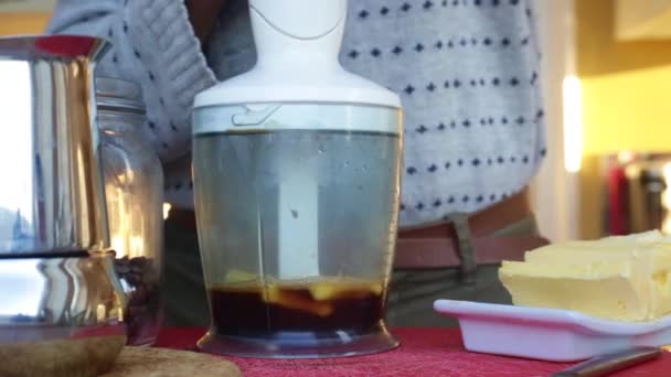 Persoon Die Thuis Koffie Zet Met Gras Gevoede Boter — Stockvideo