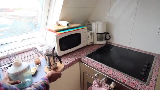 Πρόσωπο Που Φτιάχνει Καφέ Βούτυρο Που Τρέφεται Χόρτο Στο Σπίτι — Αρχείο Βίντεο