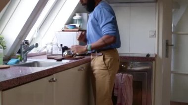 Evde moka demliği ile nefis espresso yapan kişi.