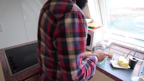 Person Die Hause Keto Kaffee Mit Grasbutter Zubereitet — Stockvideo