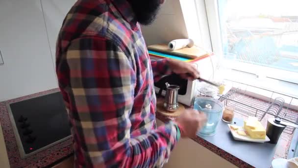 Osoba Robiąca Kawę Keto Masłem Trawiastym Domu — Wideo stockowe