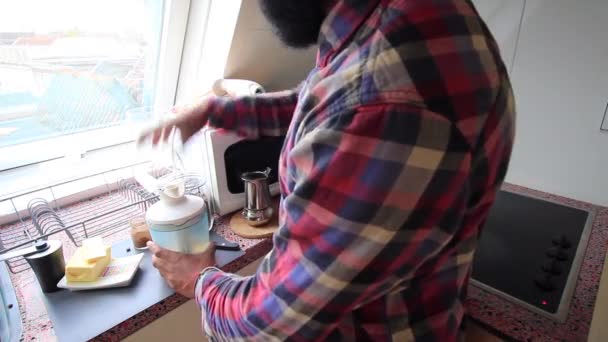 Person Die Hause Keto Kaffee Mit Grasbutter Zubereitet — Stockvideo