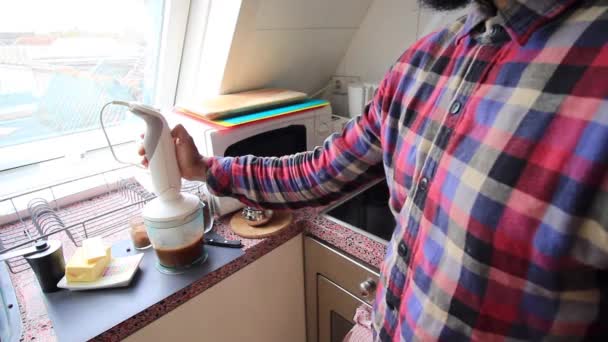 Person Die Hause Keto Kaffee Mit Grasbutter Zubereitet — Stockvideo