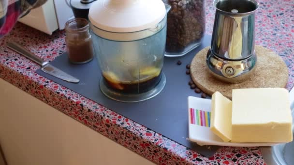 Pessoa Fazendo Keto Café Com Manteiga Grama Casa — Vídeo de Stock