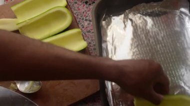 Yakın plan patlıcan hazırlayan kişi.