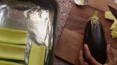 Yakın plan patlıcan hazırlayan kişi.