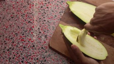 Yakın plan patlıcan hazırlayan kişi.