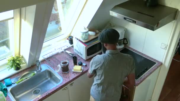 在家用草食黄油煮咖啡的人 — 图库视频影像