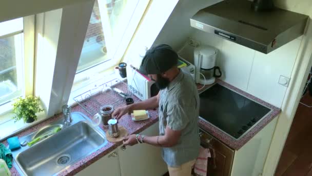 Pessoa Fazendo Café Com Grama Alimentado Com Manteiga Casa — Vídeo de Stock