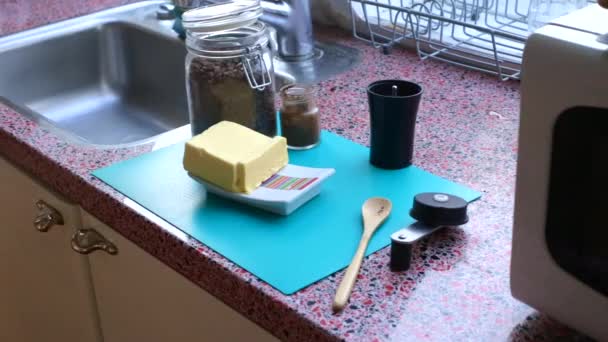 Person Die Hause Kaffee Mit Grasgefütterter Butter Kocht — Stockvideo