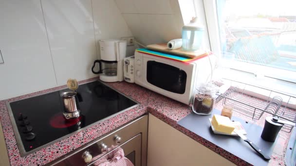 自宅で草粉バターとコーヒーを作る人 — ストック動画