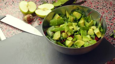 Kapıları kapatın ve evde taze salata hazırlayın.