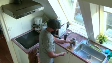 Evde otla beslenmiş tereyağlı kahve yapan biri.