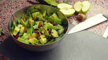 Erkek ellerini kapat, evde taze salata hazırla.