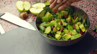 Erkek ellerini kapat, evde taze salata hazırla.