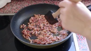 Carborana için domuz pastırması kızartıyorum. 