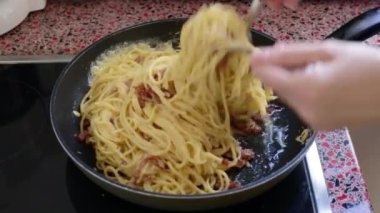 Şefi kapat. Makarna sosunu kızartma tavasına karıştır. 