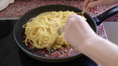 Şefi kapat. Makarna sosunu kızartma tavasına karıştır. 