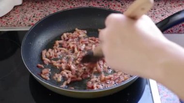 Carborana için domuz pastırması kızartıyorum. 