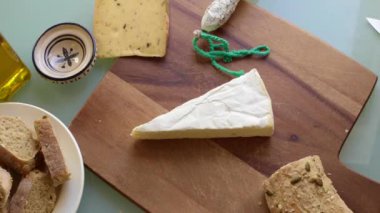 Şef ahşap tahtayı aperatiflerle hazırlıyor.