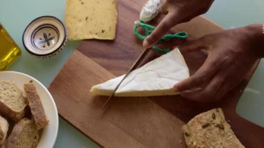 Şef ahşap tahtayı aperatiflerle hazırlıyor.