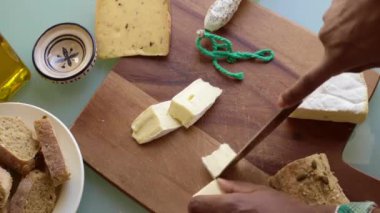 Şef ahşap tahtayı aperatiflerle hazırlıyor.