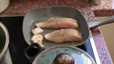 Üst düzey şef ahşap tahtayı aperatiflerle hazırlıyor.