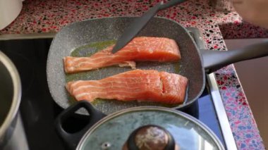 Üst düzey şef ahşap tahtayı aperatiflerle hazırlıyor.