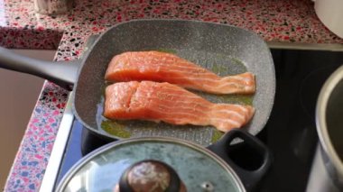 Üst düzey şef ahşap tahtayı aperatiflerle hazırlıyor.