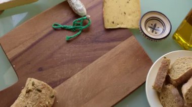 Şef ahşap tahtayı aperatiflerle hazırlıyor.