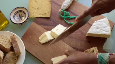 Şef ahşap tahtayı aperatiflerle hazırlıyor.