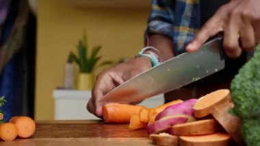 Evde taze ve organik sebzeler hazırlayan kişiye yakından bakın.