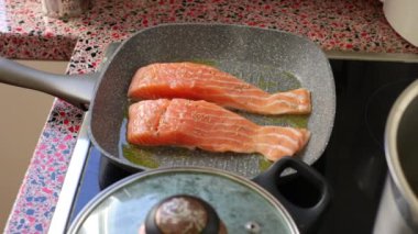 Üst düzey şef ahşap tahtayı aperatiflerle hazırlıyor.