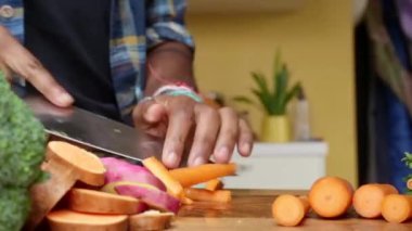 Evde taze ve organik sebzeler hazırlayan kişiye yakından bakın.