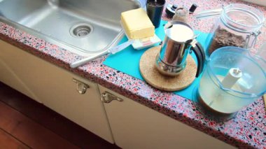 Çimenle beslenmiş tereyağı ve MCT yağıyla ketojenik kahve hazırlayan kişi