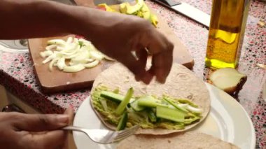 Üst düzey insan elleri lezzetli Meksika tacoları yapıyor.
