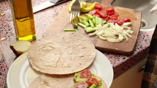 Top Vista Pessoa Fazendo Deliciosos Tacos Mexicanos Casa — Vídeo de Stock