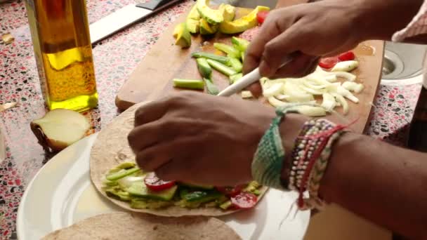 Top Vista Pessoa Fazendo Deliciosos Tacos Mexicanos Casa — Vídeo de Stock