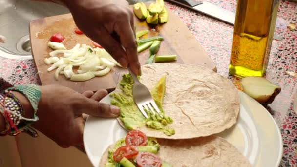 Top Vista Pessoa Fazendo Deliciosos Tacos Mexicanos Casa — Vídeo de Stock