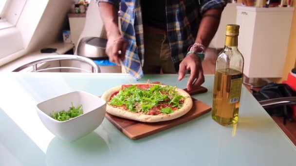 Person Von Oben Bereitet Leckere Pizza Hause — Stockvideo
