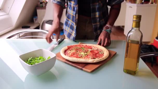 Top Vista Pessoa Preparando Deliciosa Pizza Casa — Vídeo de Stock