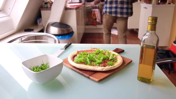 Top View Persona Preparando Deliciosa Pizza Casa — Vídeo de stock