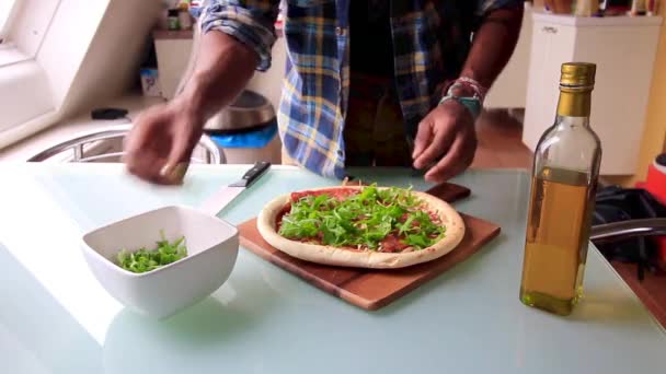 Top View Osoba Připravuje Lahodnou Pizzu Doma — Stock video