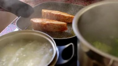 Mutfaktaki sobada insan kızartma somonu yakın çekim.